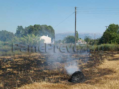Κινδύνευσαν σπίτια από πυρκαγιά στην Πρέβεζα