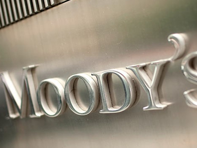 Απειλεί με υποβαθμίσεις η Moody’s