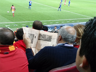 Διάβαζε εφημερίδα σε αγώνα Champions League