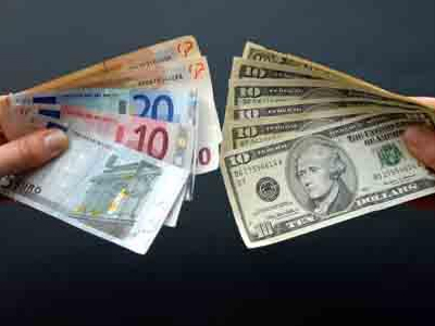 Υποχωρεί το ευρώ έναντι του δολαρίου