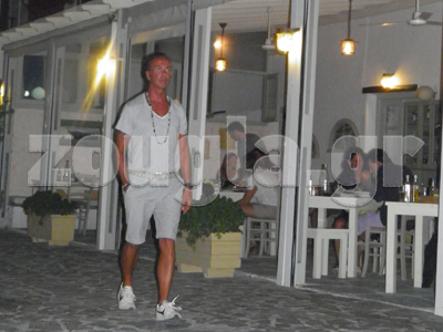 Και ο Λάκης Γαβαλάς στη Μήλο