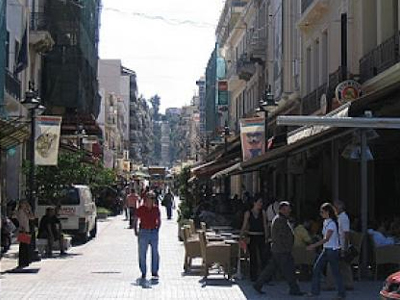 Κοιτάζουν απλώς τις βιτρίνες