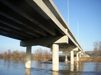 Έργα επισκευών στη γέφυρα του ποταμού Αξιού