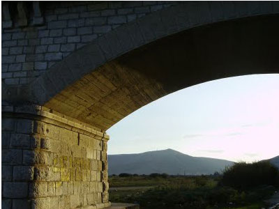 Σημαντικές φθορές στη γέφυρα του Τυρνάβου