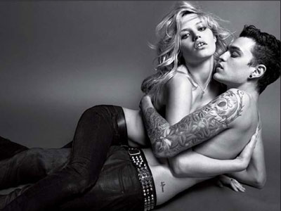 Πόζαρε ημίγυμνη