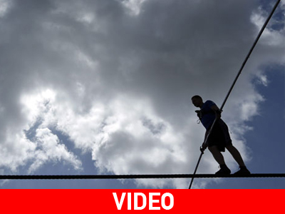 Ο «βασιλιάς των υψηλών συρματόσχοινων» ξαναχτυπά