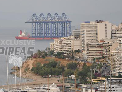 Η άφιξη των γερανογεφυρών στον Πειραιά