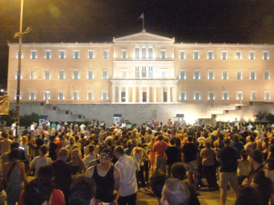 Ολονυκτία έξω από τη Βουλή Ολονυκτία έξω από τη Βουλή