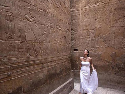 Ταξιδεύει στον κόσμο και φωτογραφίζεται με… νυφικό!