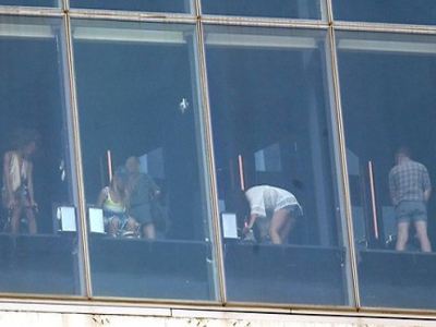 Τουαλέτες ξενοδοχείου σε κοινή θέα