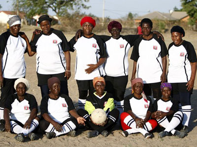 Έχουν αγώνα οι γιαγιάδες… ποδοσφαιρίστριες