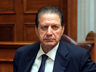 Μοίρασε επιδόματα ο υπηρεσιακός πρόεδρος της Βουλής