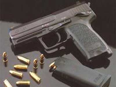 Προσπάθησαν να πουλήσουν όπλα σε αστυνομικό Προσπάθησαν να πουλήσουν όπλα σε αστυνομικό