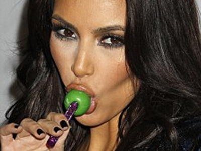 Η Kim Kardashian διαφημίζει γλειφιτζούρια…