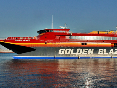 Καταμαράν «έπεσε» στον προβλήτα