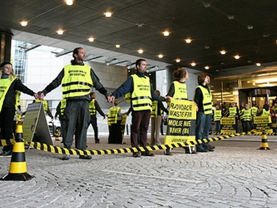 Άφησαν ραδιενεργά απόβλητα στην είσοδο του Ευρωκοινοβουλίου Άφησαν ραδιενεργά απόβλητα στην είσοδο του Ευρωκοινοβουλίου