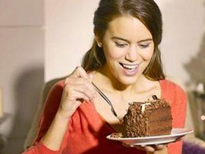 Γιατί οι γυναίκες «το ρίχνουν» στα γλυκά τις δύσκολες μέρες του μήνα;