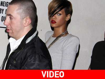 Το έριξε έξω! Το έριξε έξω!