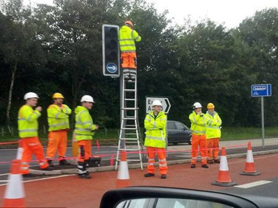 Πόσοι χρειάζονται για να αλλάξουν μία λάμπα;