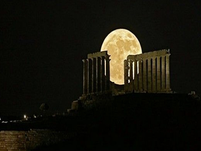 Σε απόσταση αναπνοής από την Αυγουστιάτικη πανσέληνο