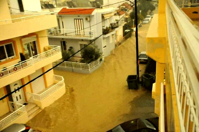 Πλημμυρισμένοι δρόμοι στη Ρόδο