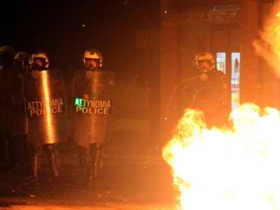 Επίθεση με μολότοφ εναντίον διμοιρίας των ΜΑΤ στην Ιπποκράτους