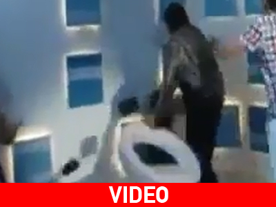 Ηθοποιός γρονθοκοπεί παρουσιάστρια on camera!