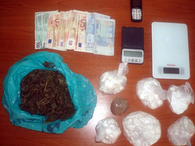 Κατέσχεσαν ναρκωτικά και εισπράξεις