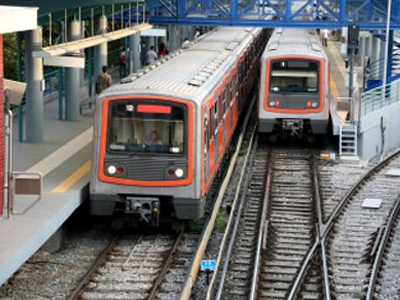 Έπεσε στις γραμμές του ΗΣΑΠ