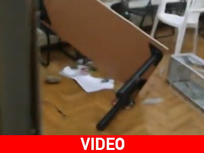 Στο φως βίντεο από την επίθεση στα γραφεία της Χρυσής Αυγής Αλίμου