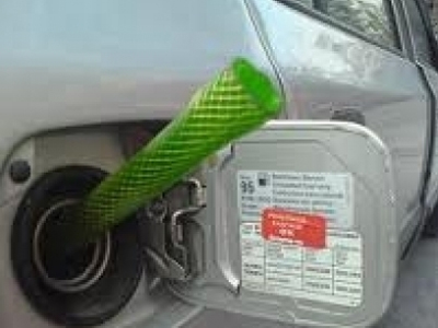 «Άδειαζε» την βενζίνη από σταθμευμένα οχήματα