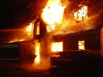 Έβαλε φωτιά στο σπίτι και αυτοκτόνησε Έβαλε φωτιά στο σπίτι και αυτοκτόνησε