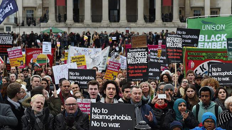 Χιλιάδες διαδηλωτές υπέρ των προσφύγων και μεταναστών σε όλη την Ευρώπη