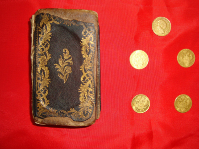 Καινή Διαθήκη του 1765 στα χέρια αρχαιοκάπηλου Καινή Διαθήκη του 1765 στα χέρια αρχαιοκάπηλου