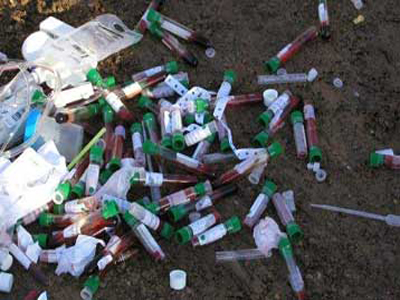 Στα σκουπίδια καταλήγουν ιατρικά απόβλητα