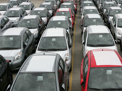 Στο «ναδίρ» οι πωλήσεις αυτοκινήτων στην Ελλάδα