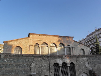 Γκαζάκια στο προαύλιο Ιερού Ναού στη Θεσσαλονίκη