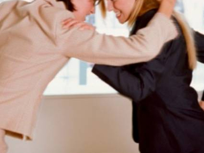 Μαλλιοτραβήγματα στο γραφείο του βουλευτή