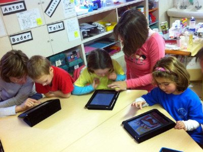 Παίζουν το iPad…στα δάχτυλα!