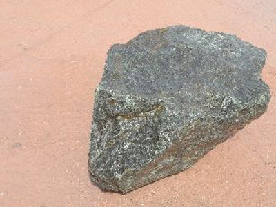 Της πέταξε πέτρα στο κεφάλι! Της πέταξε πέτρα στο κεφάλι!