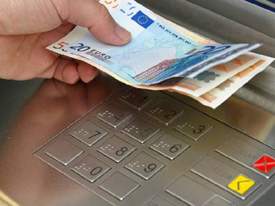 Άρπαζαν τα χρήματα από τα ΑΤΜ
