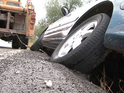 Γλίστρησε με το αυτοκίνητό του προς τον γκρεμό