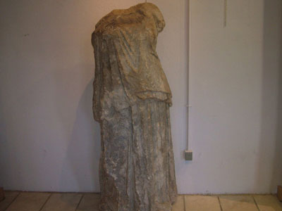 Το άγαλμα επιτέλους στην θέση του