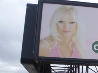 Πρωταγωνίστρια και στις παράνομες διαφημιστικές πινακίδες