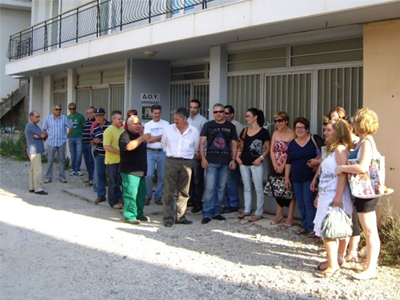 Κατέλαβαν τη Δ.Ο.Υ.