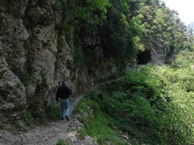 Πορεία μέσα από το φαράγγι του Βουραϊκού