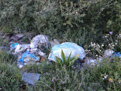 Συνεχίζουν να πετούν τα σκουπίδια τους όπου να ‘ναι