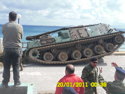 Το αρματαγωγό κόλλησε απ’ την καθίζηση