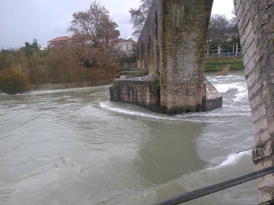Τα ορμητικά νερά απειλούν το ιστορικό γεφύρι της Άρτας