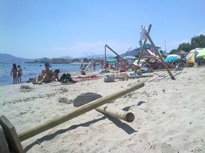 Παράτησαν τα υλικά στην παραλία